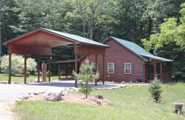 The Bear Den - Spacious Cabin with Covered Boat Storage 5 miles to Raystown Lake