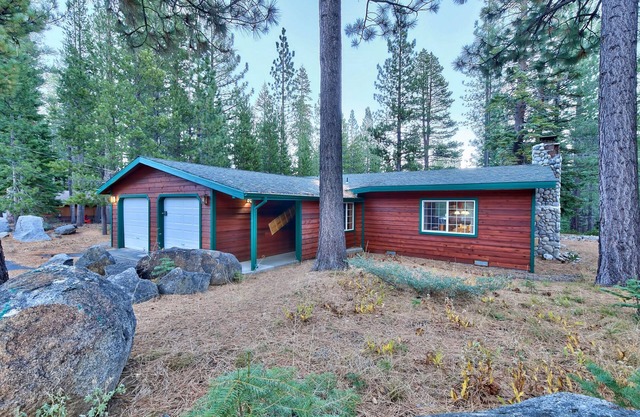 The Bear's Den Single Story Tahoe Cabin With 3 Bedrooms, 2 Baths, Hot Tub