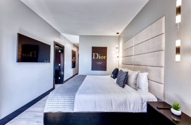 The Bella Downtown, 90210 Suite, Sleeps 2, King Bed, Balcony