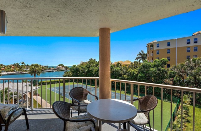 The Belle on the Bay | Updated | Prime Location