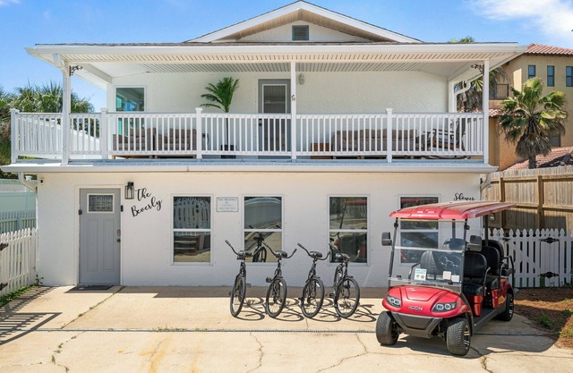 The Beverly. Pet Friendly, Private Pool, Golf Cart, Bikes, 6 Beach chairs!