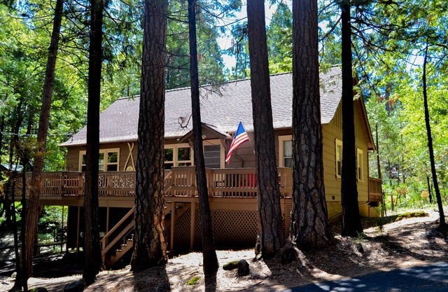 The Bigfoot Lodge - Winter Fun! Game Room, Walk to Downtown, CLEAN Cozy