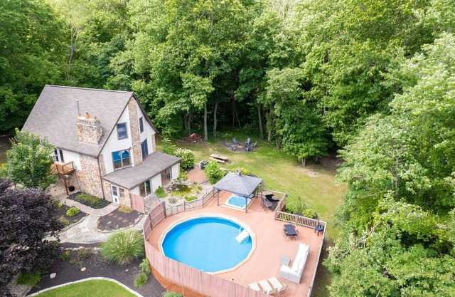 The Billy Pig Lodge – Pool, Hot tub & 7 acres!