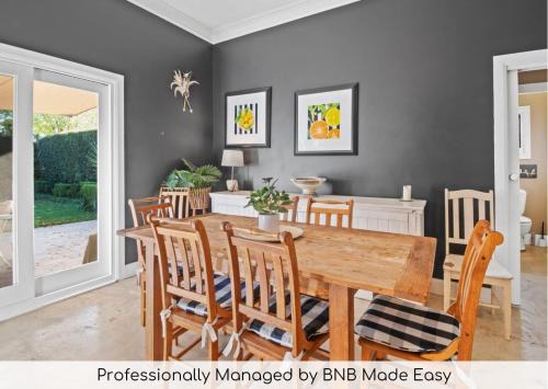 The Birch House - Stroll to CBD, Firepit