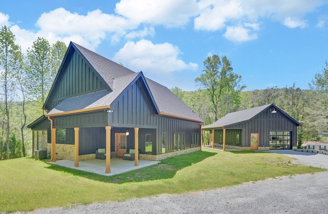 The Black Ace is Creek Front & Minutes to Town