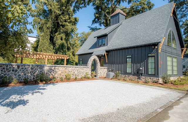 The Black Barn, 3 BR/3 BA House! Easy walking Distance To Everything!