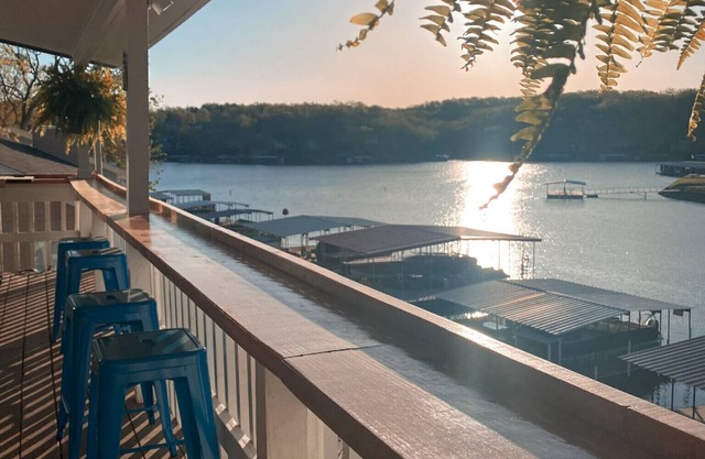 The Blue Bungalow - Private Dock/Quiet Cove - 3Bedroom/2 Bath