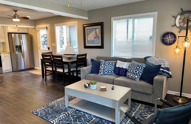 THE BLUE PEARL~Lakefront home, Private Dock, Floats, near Bars & Public Ramp