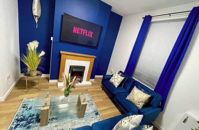 The Blue Retreat 3 Bed House Minutes away from town with Free Parking