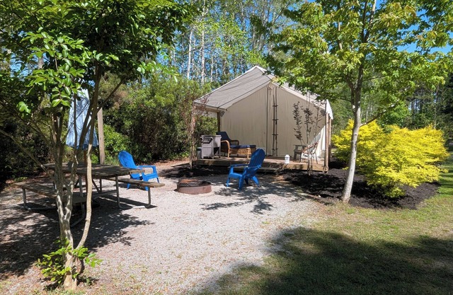 The Bohemian Dream Glamping Tent-Private Oasis 2 miles to Holden Beach