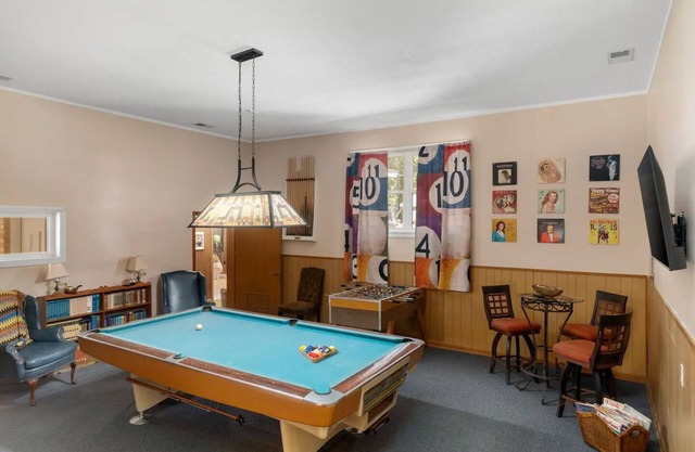 The Brady Bunch House: 6 Bedrooms/4 Bathrooms/Game Room and Screened Porch!