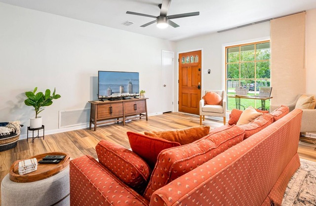 The Buck House- Family Friendly Near USA Campus, Golf & Tennis