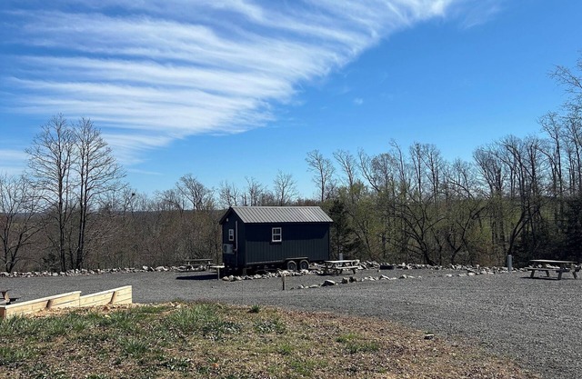 The Buffalo River Starry Night Tiny House Retreat with Hot Tub