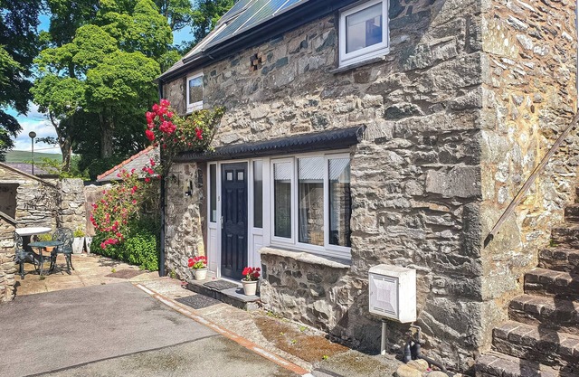 The Coach House - HW7782