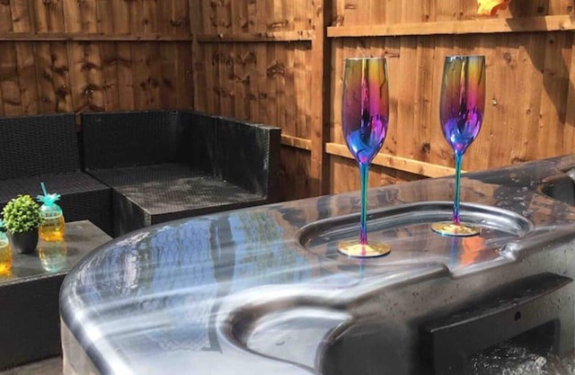 The Cabin, A cosy compact private detached converted outbuilding + Hot Tub