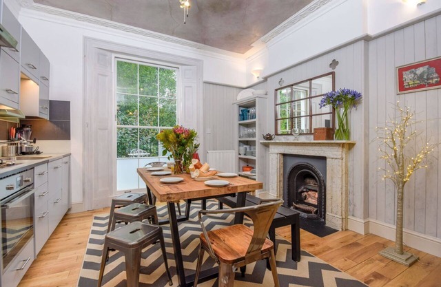The Camden Chic Townhouse - accommodates 14 guests in vibrant Camden Town
