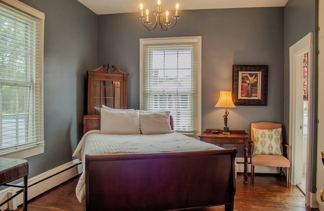 The Camelia Room - Private studio w/Ensuite Bath in Historic Downtown Home