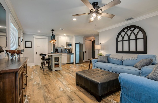 The Carlton* 3 min walk to Downtown Mt. Dora!