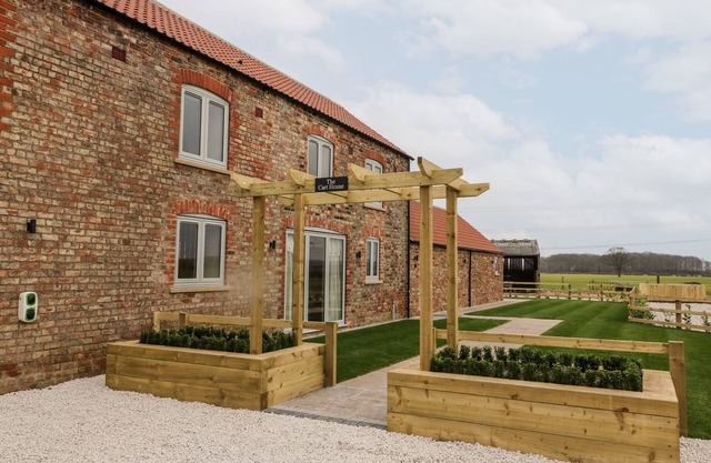 THE CART HOUSE, character holiday cottage in Wilberfoss