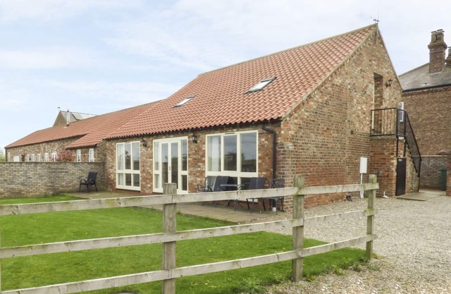 THE CART SHED, pet friendly, with a garden in York