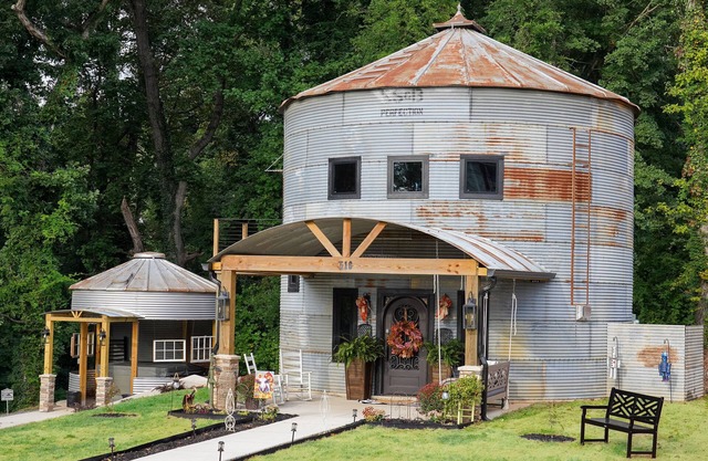 The Cedar St Silo- Sleeps 4 w/Fireplace & Hot Tub. Walk to Downtown Lincolnton