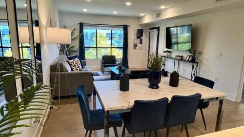 The Century City Cozy 3 Bedroom Apartment with free parking! 303