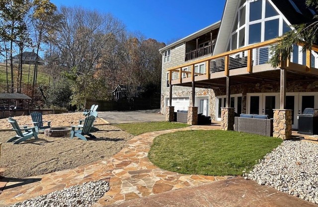 The Chalet on Lake Wylie, 5000 sq ft, Sleeps16, Pet Friendly, Close to Charlotte