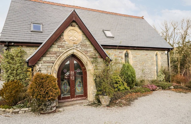 THE CHAPEL, pet friendly, character holiday cottage in Pontsticill