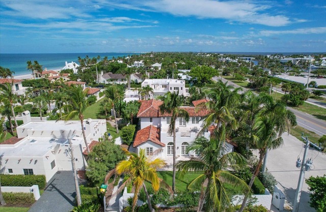 The Charm of Boca - 5 Bedroom in Historic District