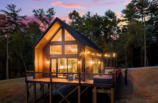 The Chestatee Cabin - Luxury Mountain Cabin - Pickleball - Hot Tub - King Beds