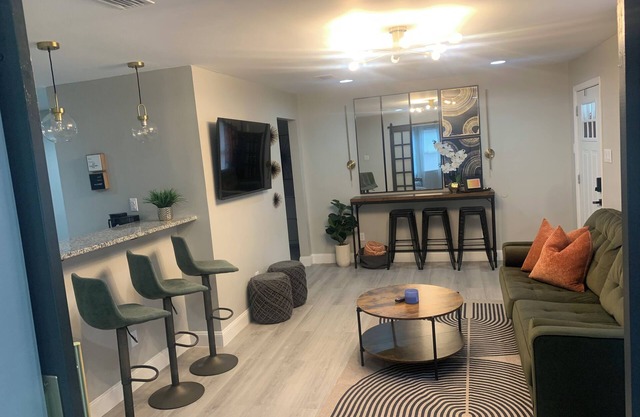 The Chic Getaway: 2BD/1BA Q Beds w/Smart TVs