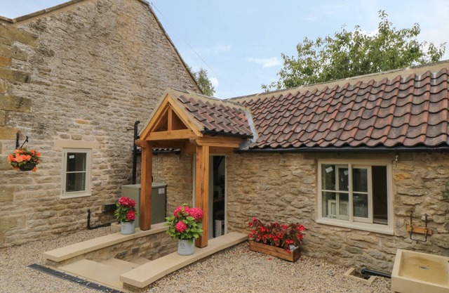 THE COACH HOUSE, romantic, luxury holiday cottage in Levisham