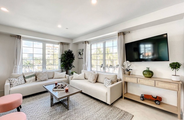 The Corner Breeze On Ocean Drive