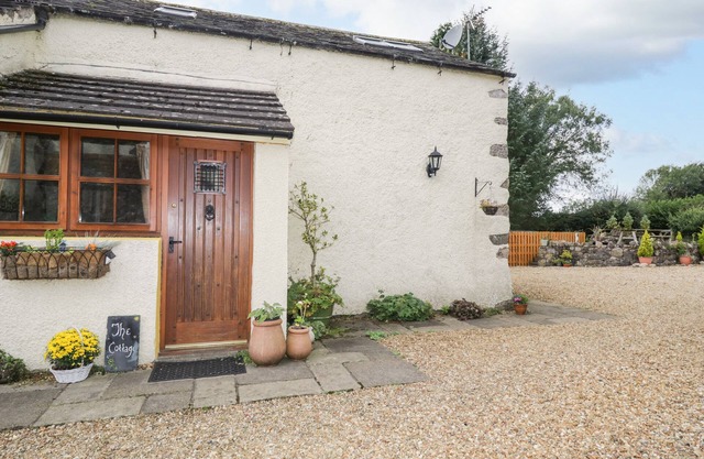 THE COTTAGE AT GRAYSONDALE FARM, pet friendly in Cockermouth