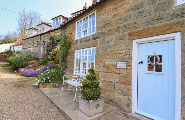 THE COTTAGE, character holiday cottage, with a garden in Sandsend