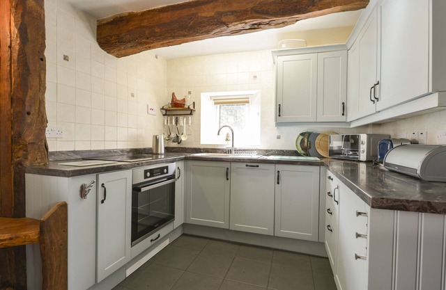 THE COTTAGE, pet friendly, character holiday cottage in Chagford