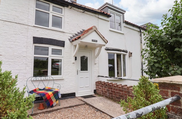 THE COTTAGE, pet friendly, character holiday cottage in Kilham