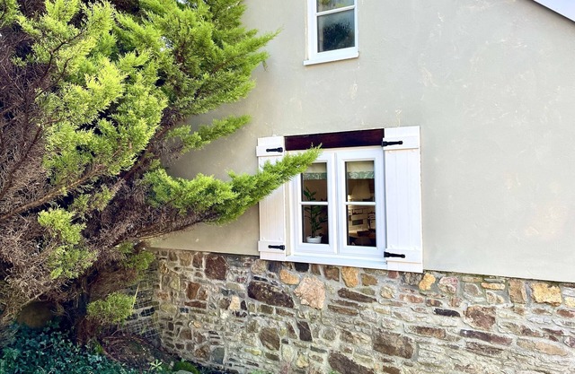 The Cowshed: A peaceful, pet friendly cottage in Cornwall, with a garden