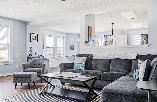 The Cozy Charcoal Cottage - w/Garage