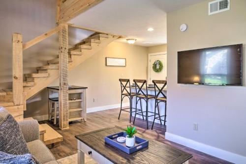 The Cozy Cottage with Lake Taneycomo Access!