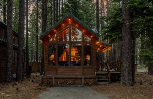 The Cozy Cub Cabin – 7 Min to Lake