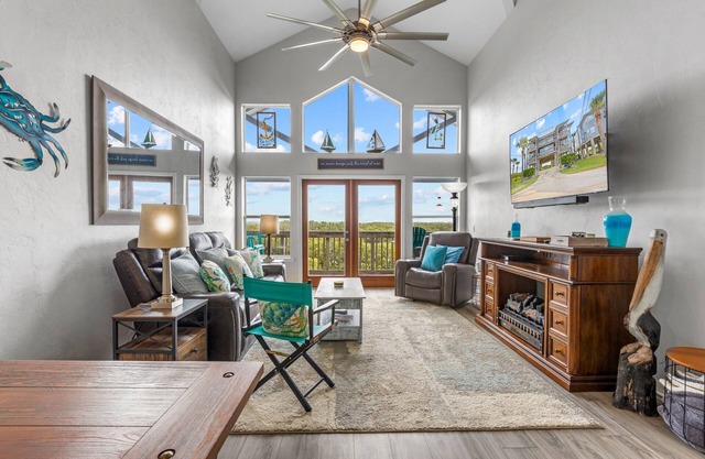 The Crane's Nest: Charming Waterfront Retreat