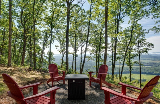 The Crow's Nest: huge balcony, fire pit, pets welcome, fireplace, stunning view!