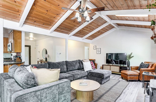 'The Cub House' w/Hot Tub & Arcade in Arnold!