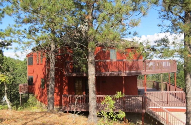 The Dakota Hogan Amazing views and close to Lake Pactola!