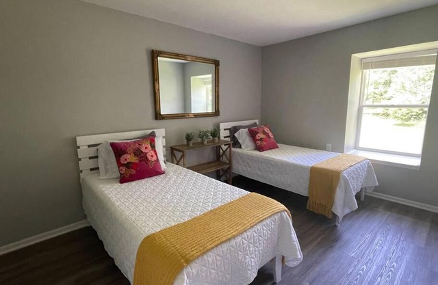 The Deannie Apt #6 - Simple and Homey 2bd w/WiFi