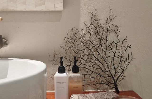 "The Deck & Hull @ Ku'ulani Corner, 2-bedroom, large mountain view deck