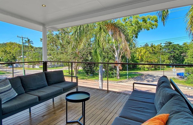 The Deck on Picnic - fun-filled family island getaway just an easy stroll to Picnic Bay beachfront
