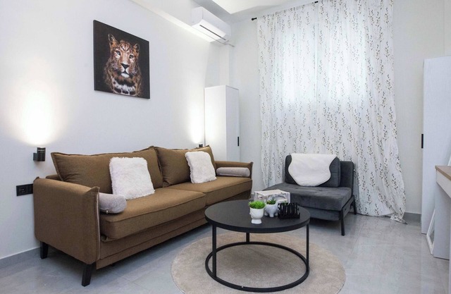 The Den Modern 1 Bd Apt in Lively Kipseli