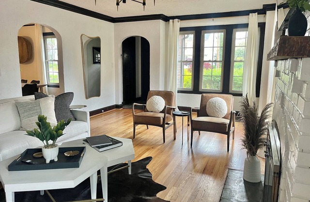 The Designers Den-Sleeps 10, Pets ok, 5min to IHFC & HPU, Emerywood!